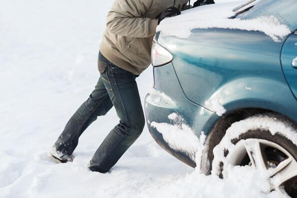 Wat te doen als je auto vastzit in de sneeuw?