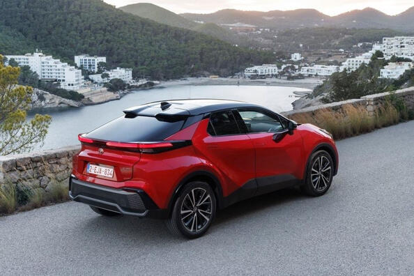 Review van de compacte crossover Toyota C-HR van de tweede generatie Foto 3