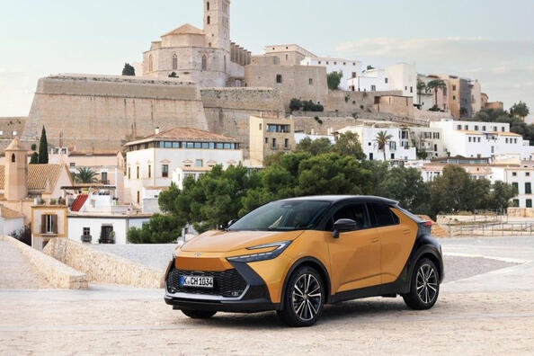 Review van de compacte crossover Toyota C-HR van de tweede generatie Foto 1