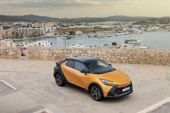 Review van de compacte crossover Toyota C-HR van de tweede generatie Foto 2