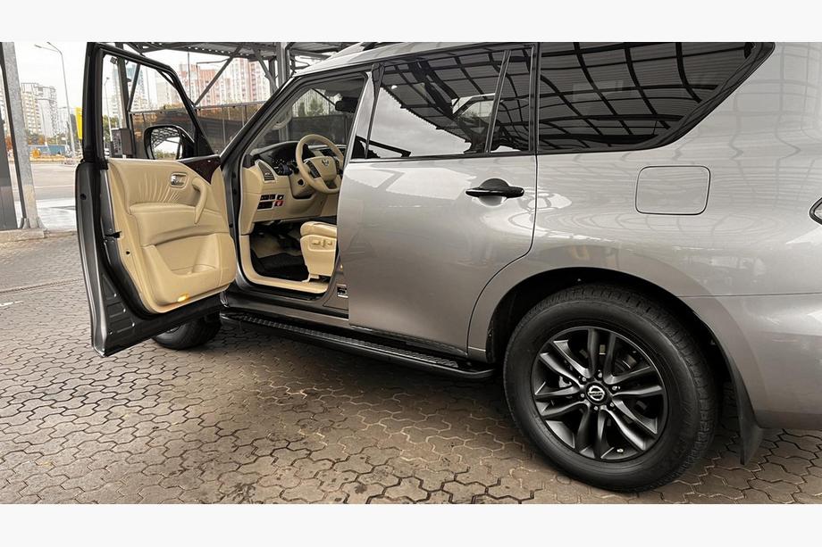 Nissan Armada 2016–2024 Side steps New Vision Grey (2 stuks, aluminium) Foto 3