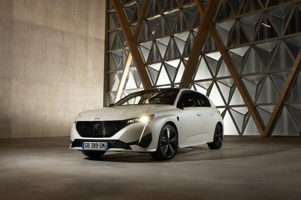 Review van de compacte elektrische hatchback Peugeot e-308
