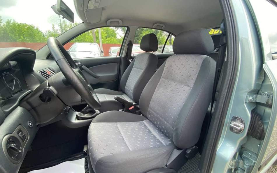Zo onderhoud je het stoffen auto-interieur правильно
