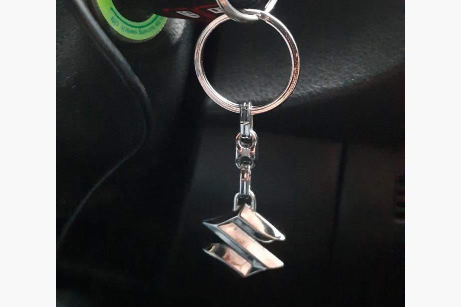 Suzuki Metalen sleutelhanger met Suzuki-logo Image