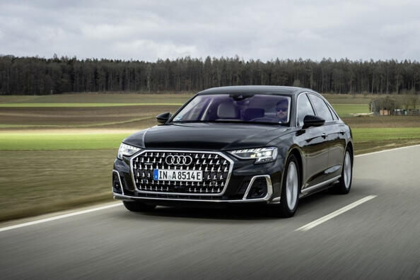 Review van de vernieuwde Audi A8 sedan met vierwielaandrijving