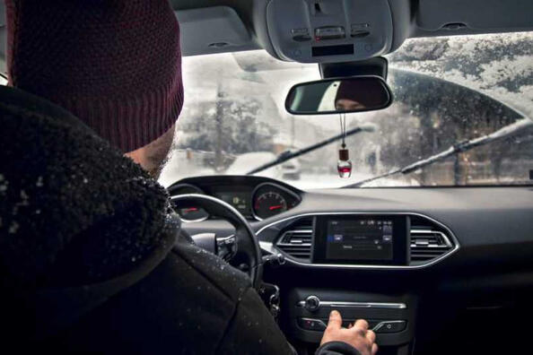 Zo warm je het auto-interieur snel en correct op in de winter