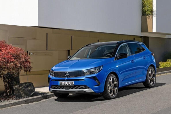 Review van de vernieuwde compacte crossover Opel Grandland Foto 4