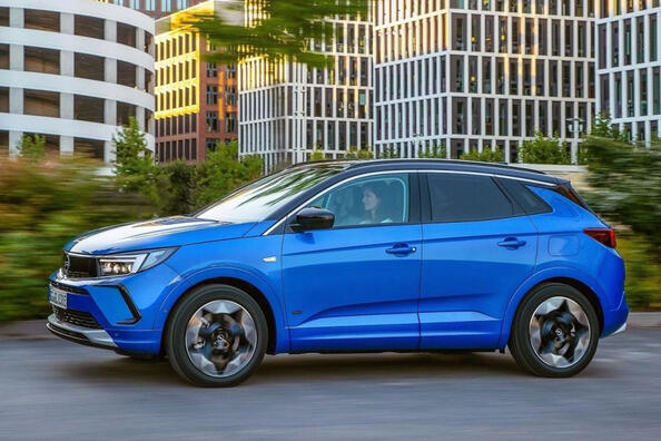 Review van de vernieuwde compacte crossover Opel Grandland Foto 3