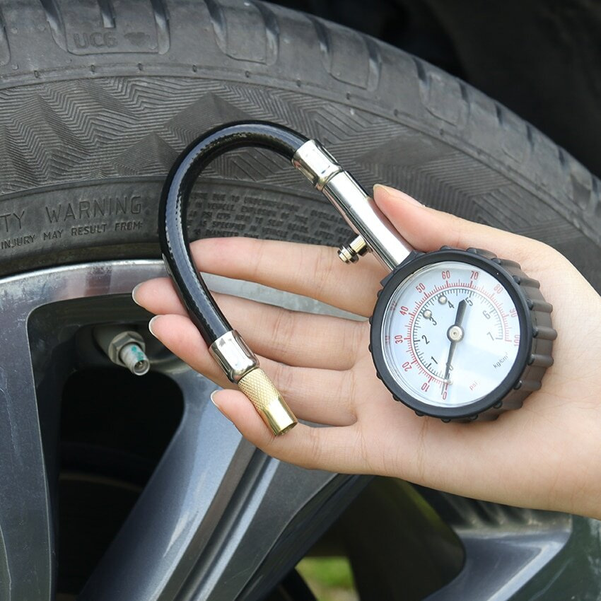 Zo controleer je de bandenspanning van je auto goed