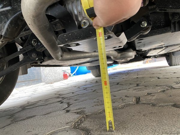 Wat is de bodemvrijheid van een auto: meten en verschillen per model