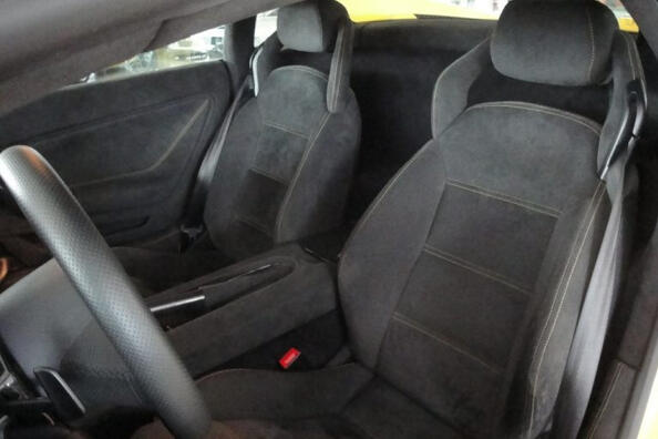 Zo onderhoud je Alcantara autostoelen op de juiste manier