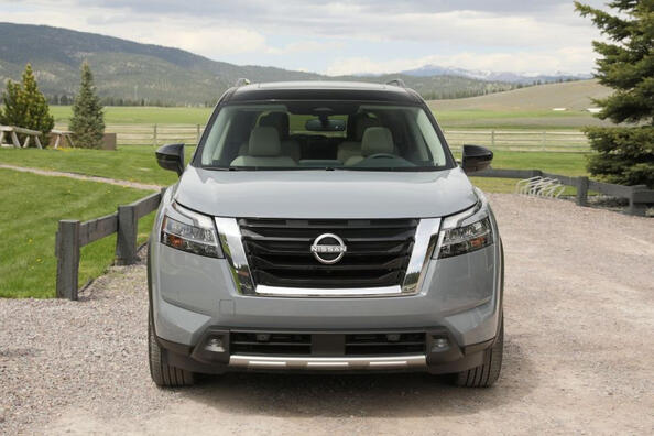 Review van de vijfde generatie SUV Nissan Pathfinder