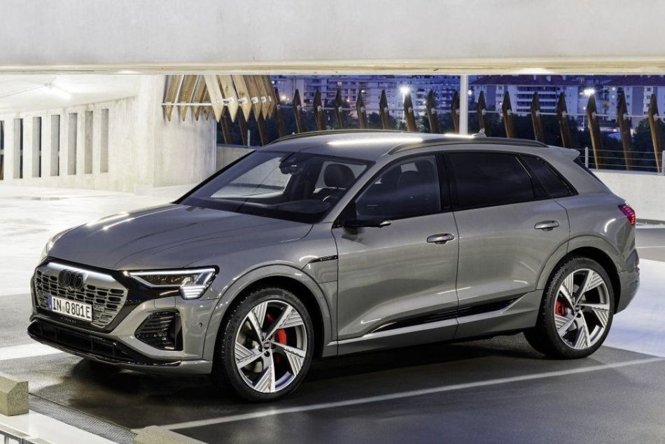 Elektrische vierwielaangedreven crossover Audi Q8 e-tron