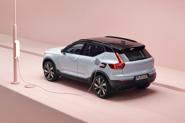 Elektrische vierwielaangedreven crossover Volvo XC40 Recharge Foto 1