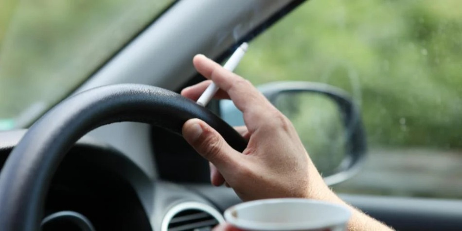 Zo verwijder je tabaksgeur uit het interieur van je auto