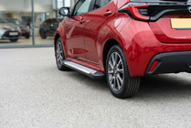 Toyota Yaris/Yaris Cross (XP210) 2020– Side steps Allmond Grey (set van 2, aluminium) foto 1