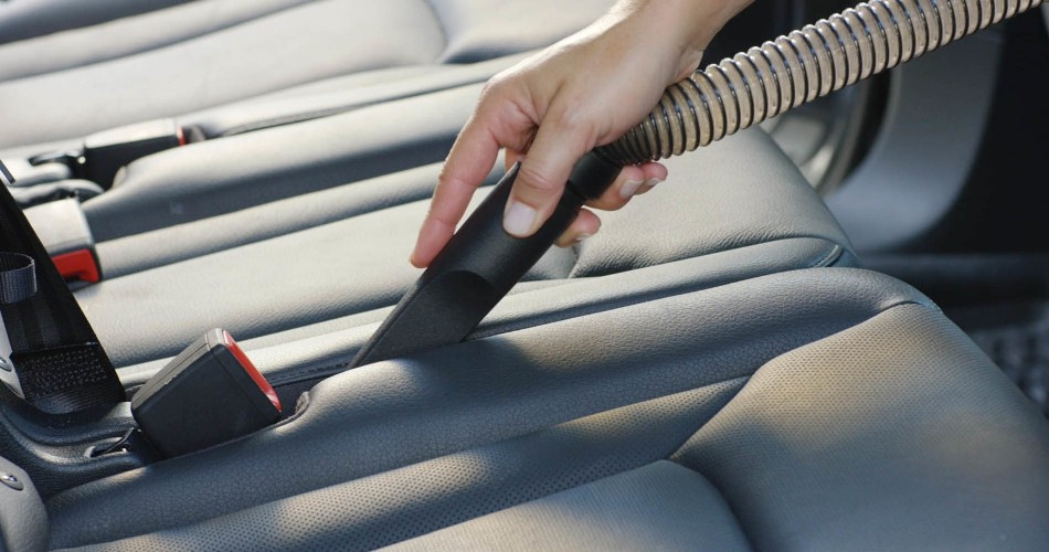 Zo stofzuig je het auto-interieur op de juiste manier