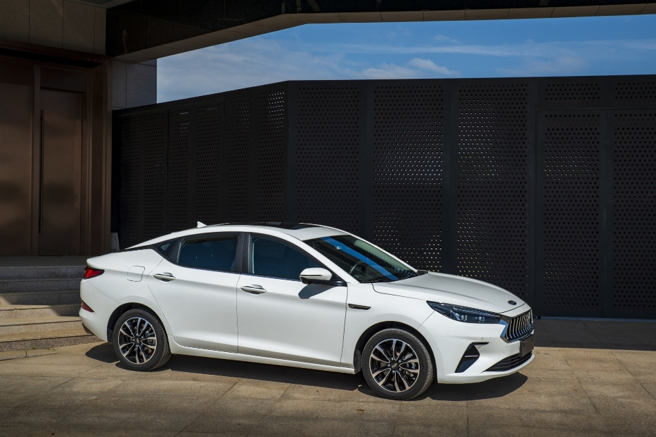 Review van de JAC J7 liftback