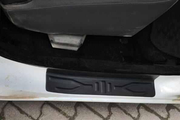 Zo monteer je kunststof dorpellijsten correct op je auto
