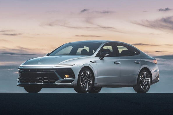 Rij-impressie van de vernieuwde Hyundai Sonata sedan van de 8e generatie