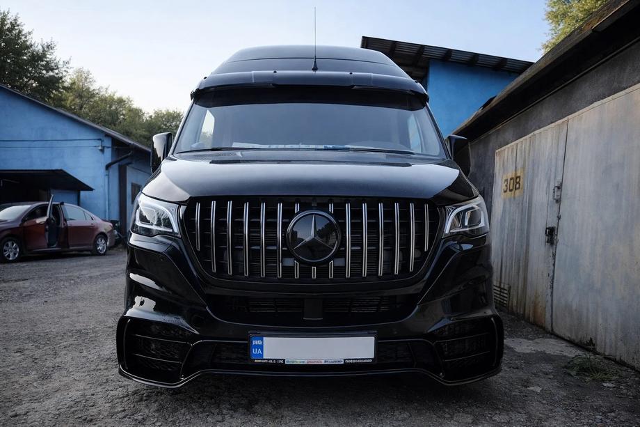 Mercedes Sprinter W907/W910 2018– Voorbumper met grille V2 (AMG) Foto 1