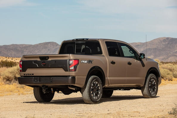 Nissan Titan van de tweede generatie: review van de pick-up Foto 2