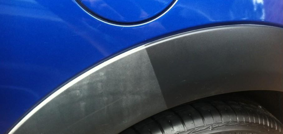 Waarmee kun je het zwarte kunststof van je auto weer zwart maken?