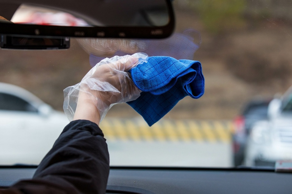 Strepen op autoruiten verwijderen: tips en slimme trucs