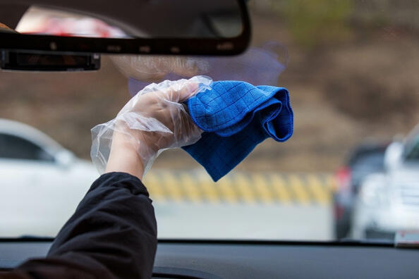Strepen op autoruiten verwijderen: tips en slimme trucs