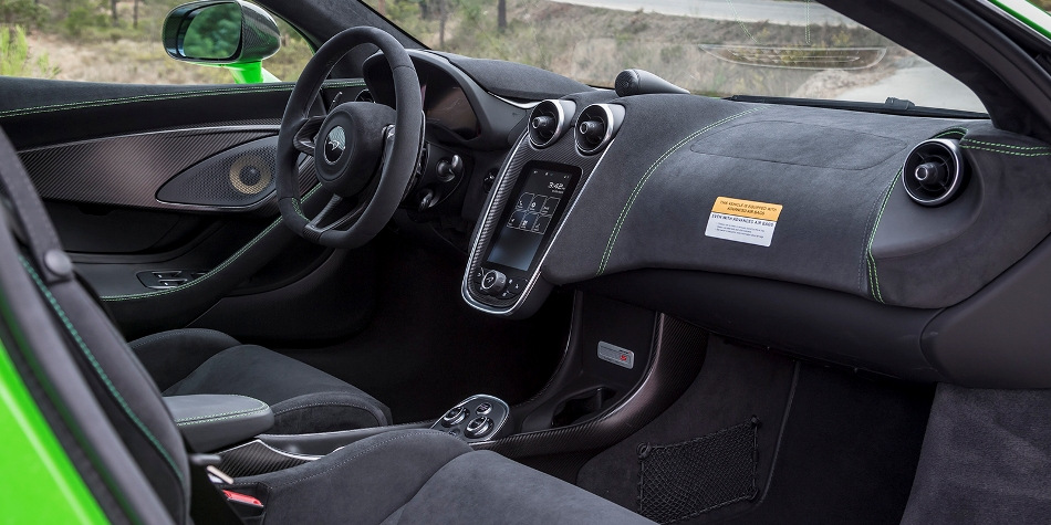 Alcantara of kunstleer: wat kies je voor het auto-interieur?