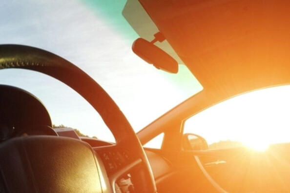 Zo koel je het auto-interieur af bij hitte