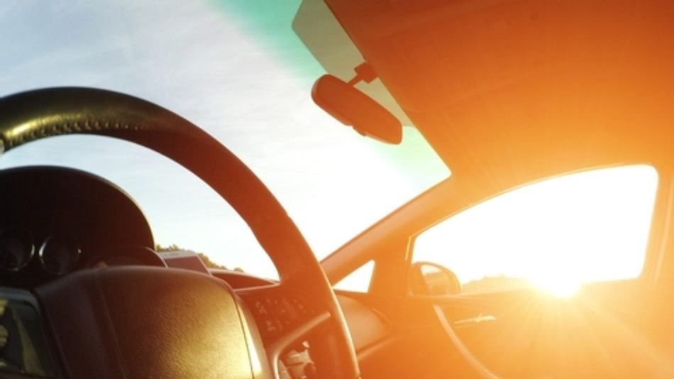 Zo koel je het auto-interieur af bij hitte