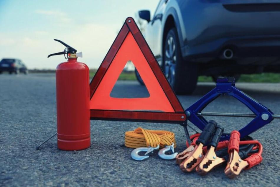 Wat moet er in de auto liggen voor een onvoorziene situatie?