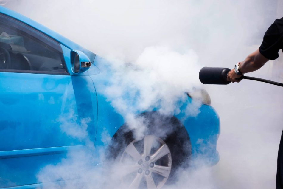 Waarom kan een auto in brand vliegen?