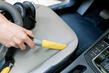 Zo maak je moeilijk bereikbare plekken in de auto schoon foto 1