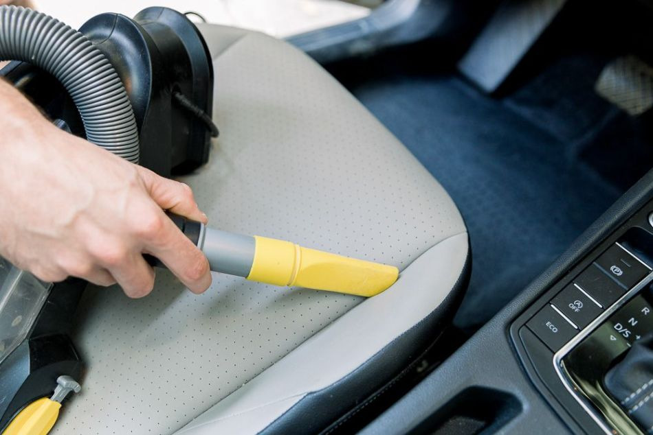 Zo maak je moeilijk bereikbare plekken in de auto schoon