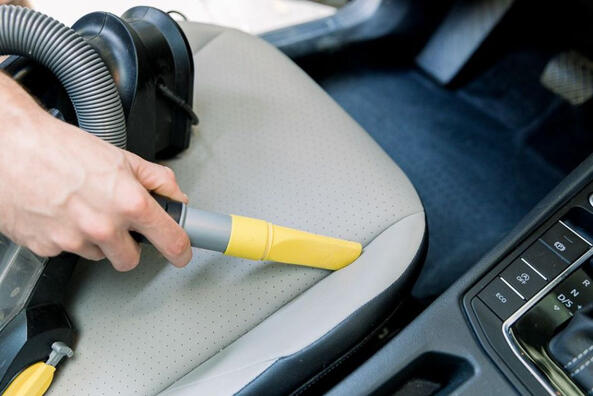 Zo maak je moeilijk bereikbare plekken in de auto schoon