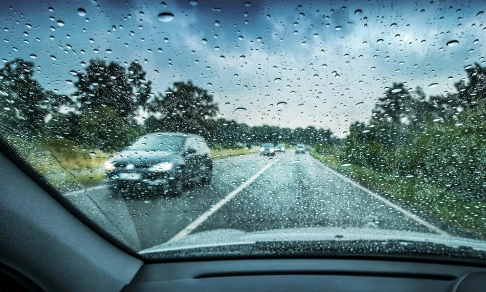 Zo voorkom je een ongeluk op een nat wegdek: enkele tips