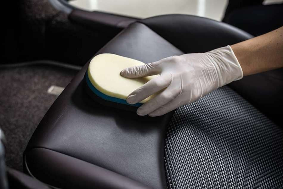 Vlekken uit interieurbekleding: slimme schoonmaaktips