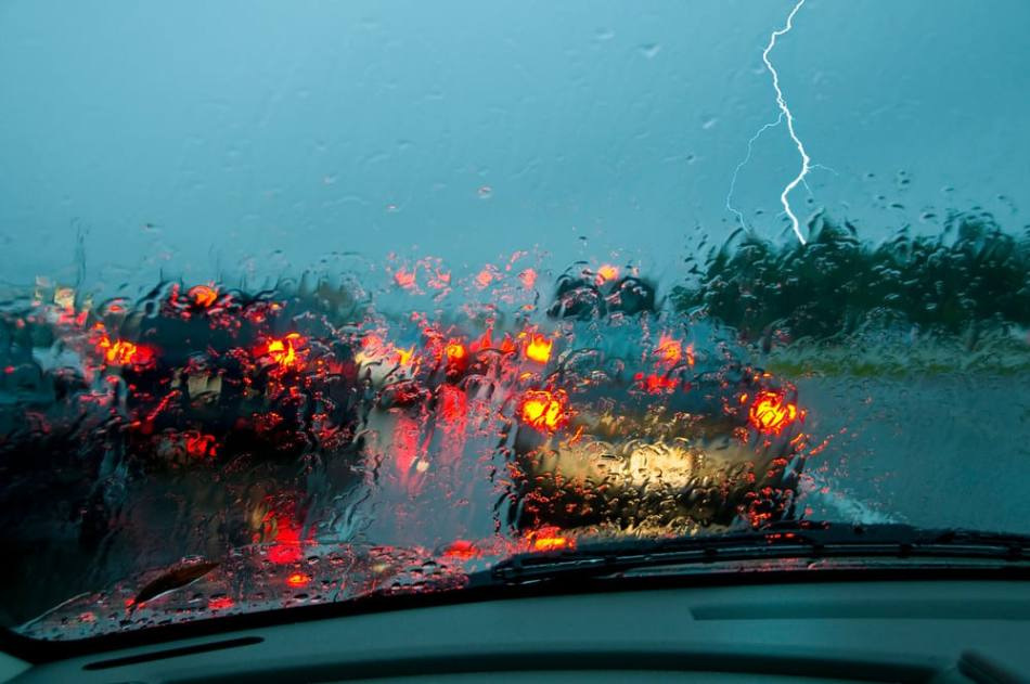 Als onweer je in de auto overvalt: wat moet je doen?