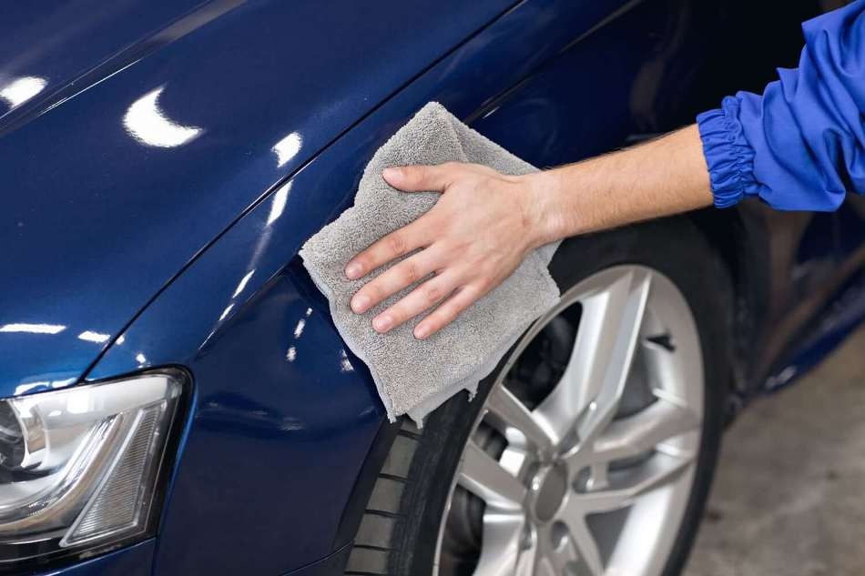 Glanzende lak zelf doen: geheimen van autowax aanbrengen