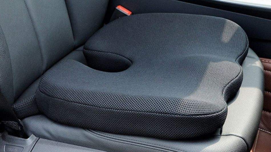 Zo kies je een orthopedisch zitkussen voor in de auto