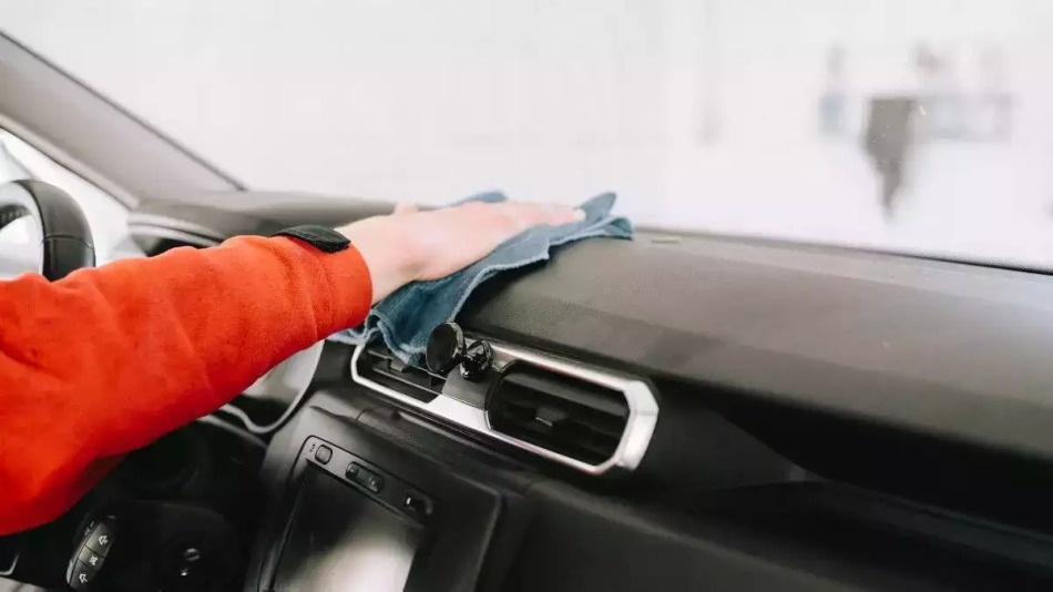 Zo herstel je kunststof in het auto-interieur