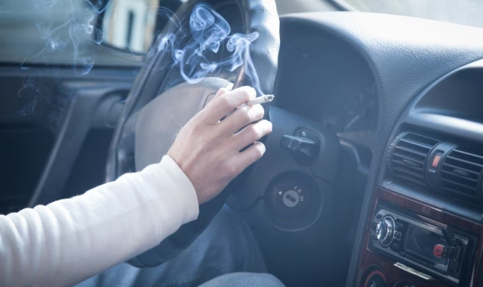Zo verwijder je sigarettengeur uit de auto