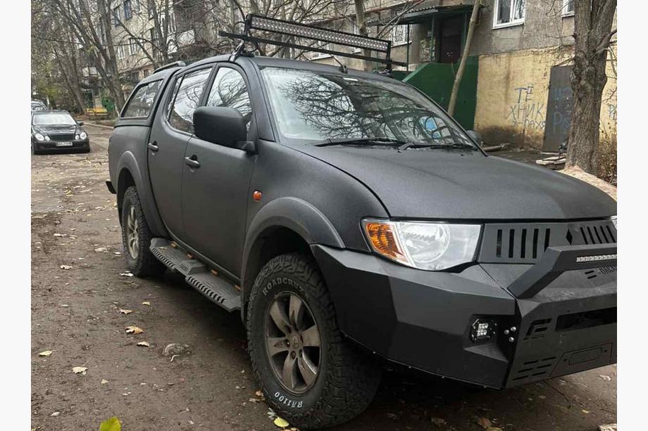 Mitsubishi L200 2015–2024 Dakar V2 side steps met LED (2019+, 2 stuks, metaal) Foto 3
