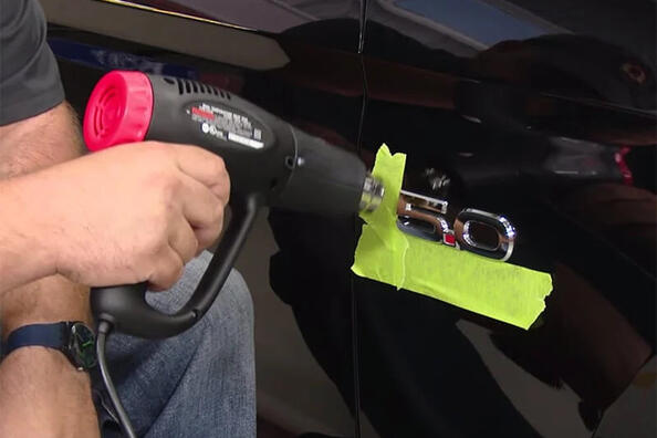 Zo verwijder je een autobadge op de juiste manier