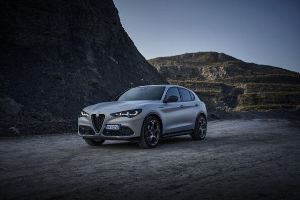 Review van de vernieuwde Italiaanse crossover Alfa Romeo Stelvio