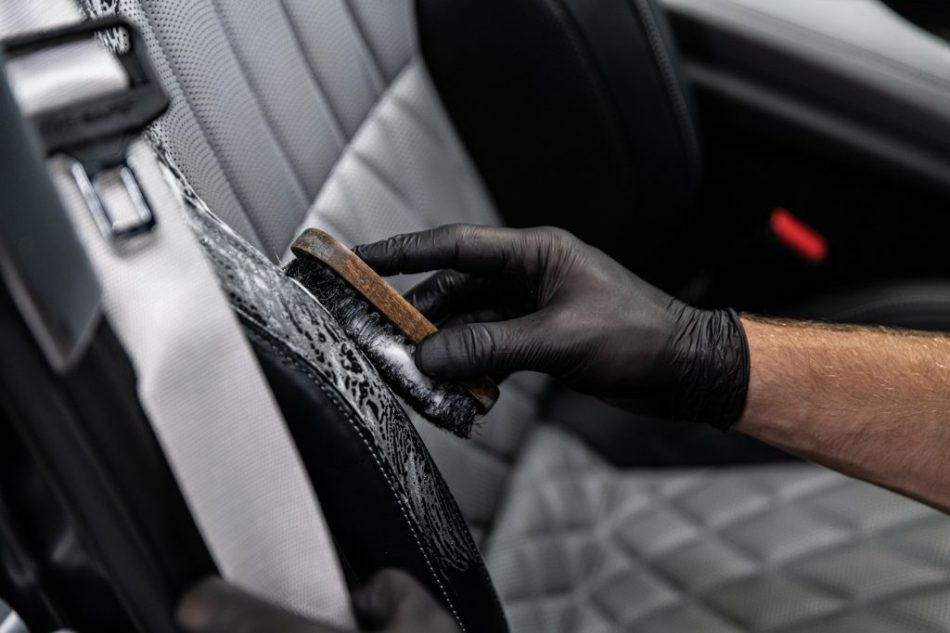 Zo kom je van schimmel in het auto-interieur af