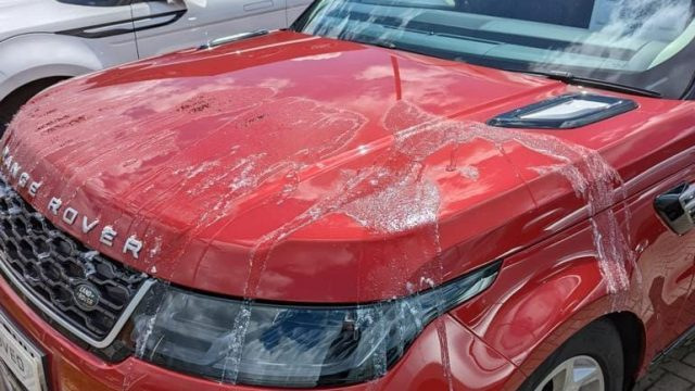 Wat te doen als je auto is overgoten met verf of zuur?