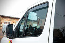 Mercedes Sprinter W906 2006–2018 Raamdeflectors, inbouw (semi-transparant, 2 st., Cagatay) foto 6